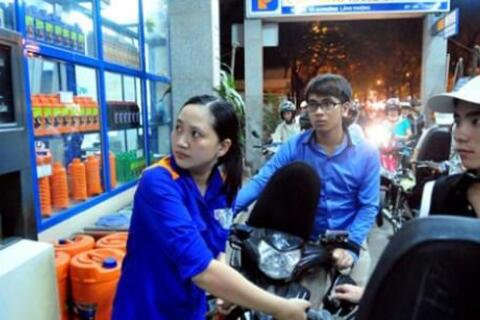 Giá xăng tiếp tục tăng mạnh