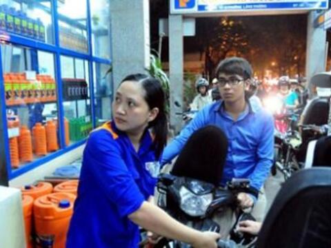 Giá xăng tiếp tục tăng mạnh