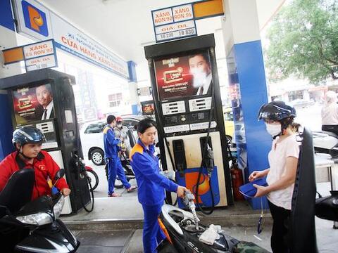 Xăng dầu chịu áp lực tăng giá